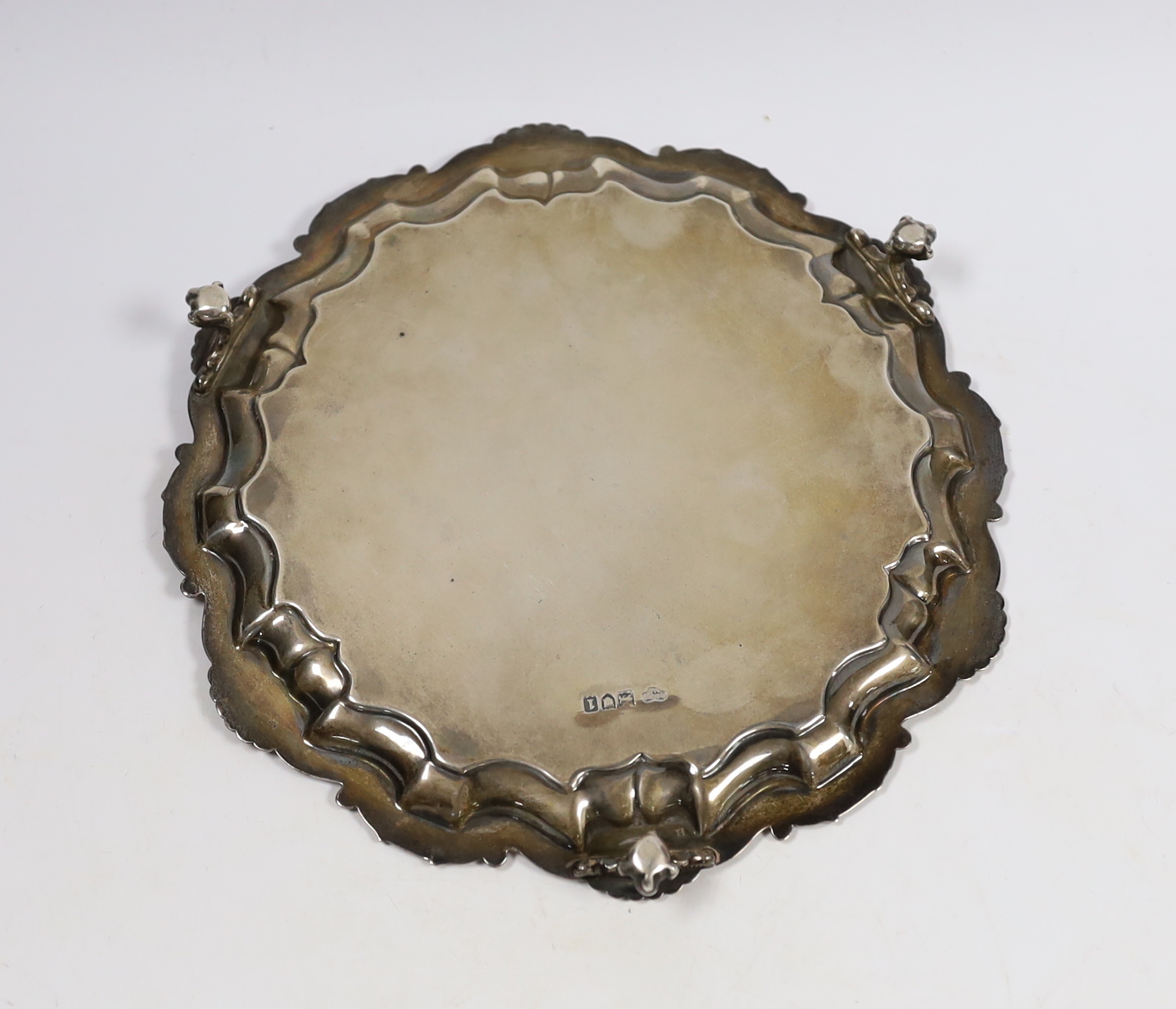 An Edwardian silver salver, by Goldsmiths & Silversmiths Co Ltd, London, 1906, 21.4cm, 11.2oz.